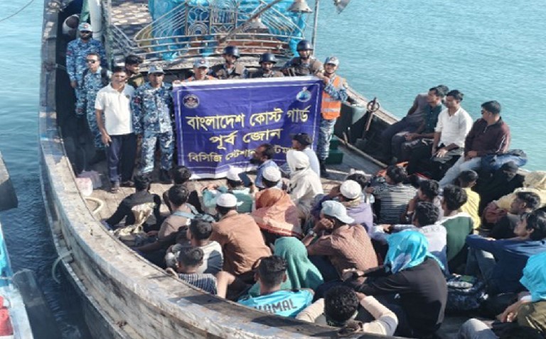 সমুদ্রের মাঝে ট্রলার বিকল, উদ্ধার হলো ৪৫ জন যাত্রী